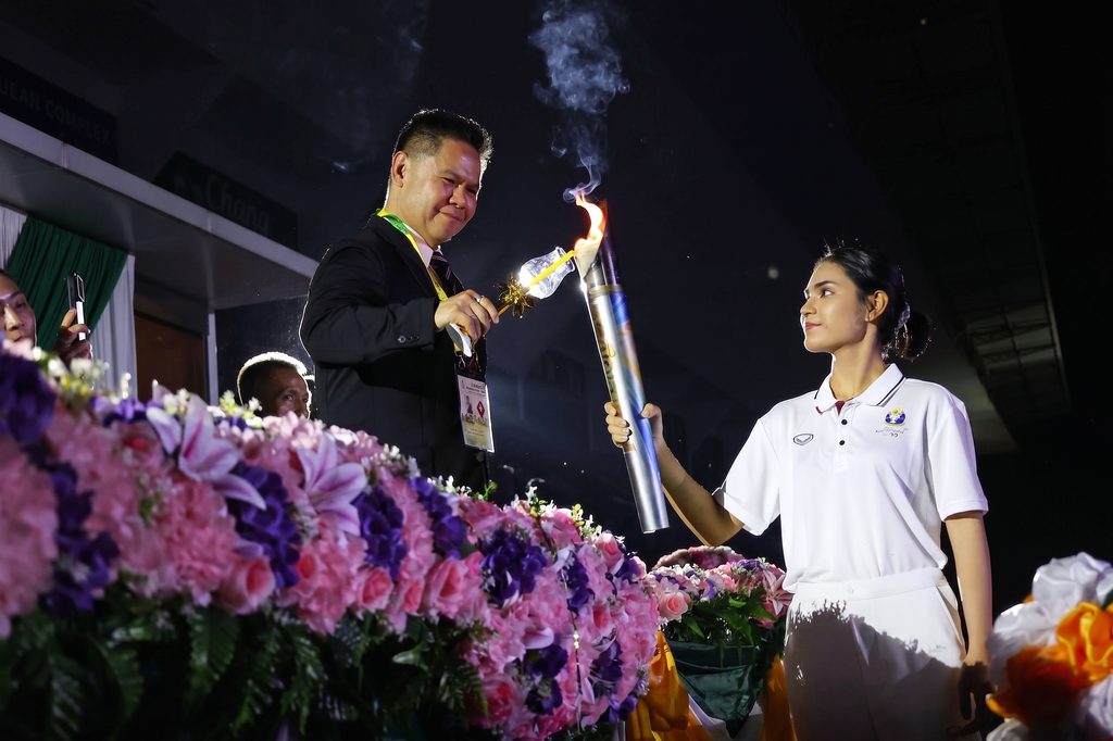 พิธีจุดไฟคบเพลิงในงานเปิดการแข่งขันกีฬา พลศึกษาเกมส์ ครั้งที่ 49 จังหวัดสุพรรณบุรี